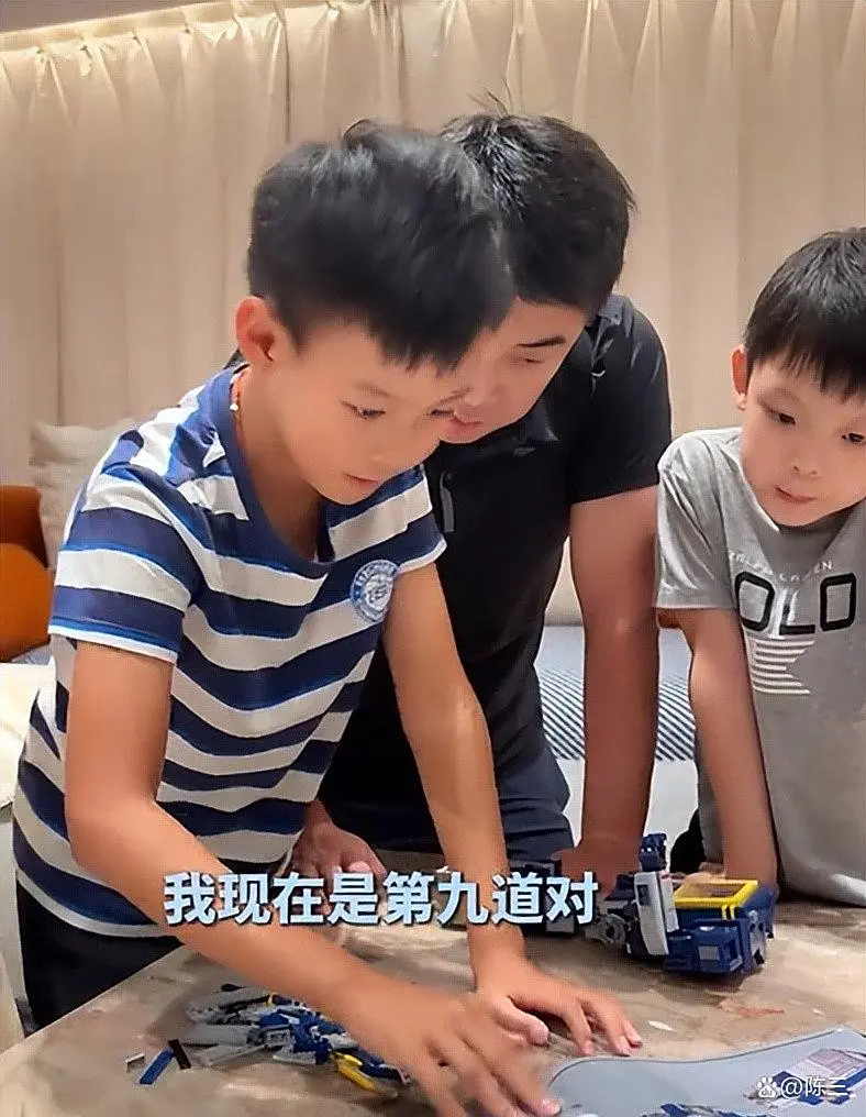 两个孩子练 两个孩子练